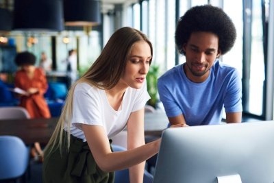 Alex e Sarah se conheceram e falam sobre tecnologia da informação.